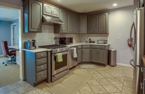 Charming Monroe Township Home - 13 Mi to RU! - Foto 7