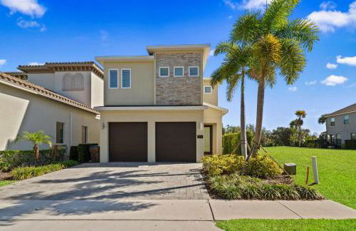 Epic Playhouse Getaway - Castle & Superhero Bunks Theater Private Pool No Rear Neighbors - Foto 65