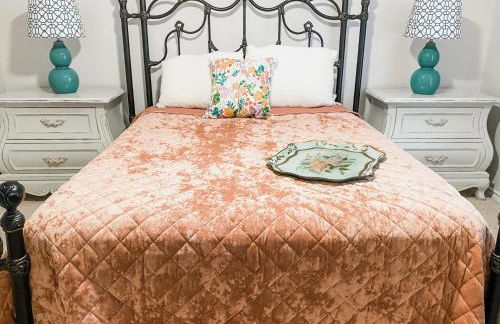 Designer Single Story 4 bed 3 bath home in mid-century style with big backyard and garage - Foto 10