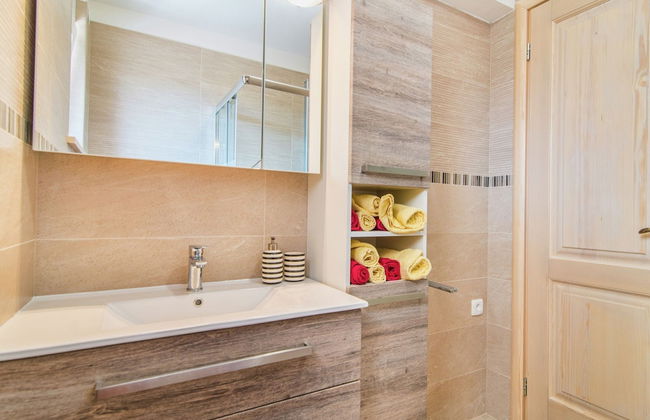 Modern Villa with Private Pool & Hot Tub near Center & Beach - Photo 9