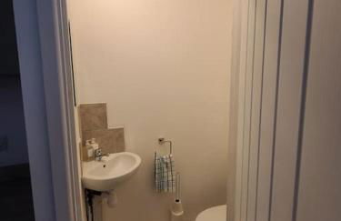 Business Friendly 2BR House Sleeps 5, Wi-Fi, Workspace & Free Parking - Foto 15
