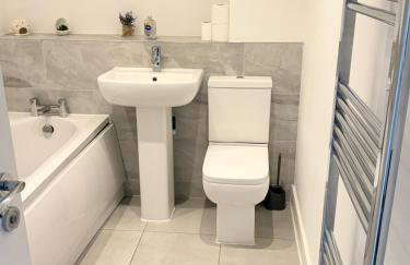 Contemporary 3-Bedroom Home Quiet Rotherham Location with Parking - Foto 9