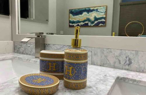 Captivating 6BR 3B Home with Pool & Fire Pit - Foto 36