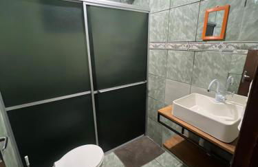 Casa inteira em terreno individual, pet friendly, vaga para 3 carros, wifi, home office - Foto 6