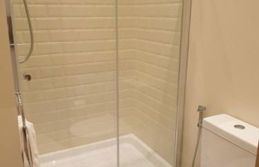 London Luxury Apartments 3 Bedroom Sleeps 8 with 3 Bathrooms 5 mins Walk to tube station free parking - Foto 27