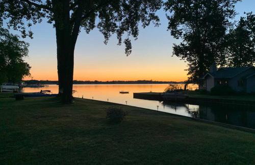 Unforgettable 4 bedroom 3 bath waterfront cabin - Photo 13