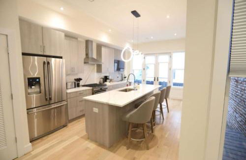 Sleeps 12 Downtown Entire home with rooftop - Foto 15