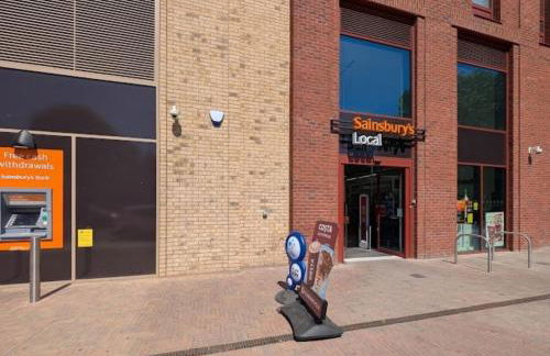 Canary Wharf Riverside Flat - Balcony - DLR 2 mins - Fast WiFi - Sleeps 3 - Photo 9