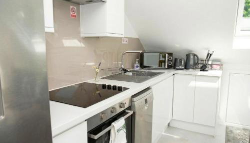 Walnut Flats-F3, 1-Bedroom with Stunning Garden View, AC, Parking, Netflix, WIFI - Close to Oxford, Bicester & Blenheim Palace - Photo 3, stove, dishwasher, toaster