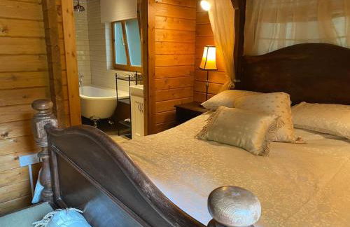 3 Bedroom Lodge Hotub pool in Horsley Surrey UK - Photo 35