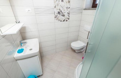 5 Bedroom Amazing Apartment In Viskovo - Photo 47