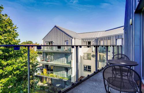 Modern 2 bed 2 bath with Balcony in Rayners lane Pinner Harrow near Wembley Greater London - Photo 7