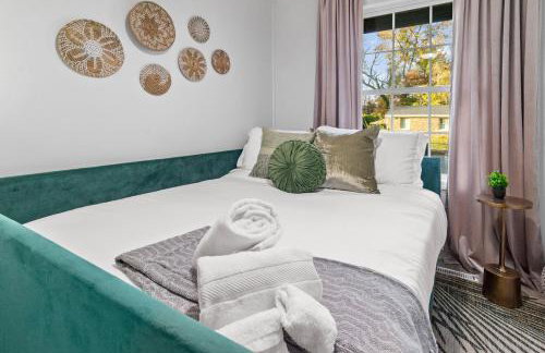 Game Room and Huge Yard with Fire Pit Yard Games and BBQ Near UE and Downtown - Foto 44