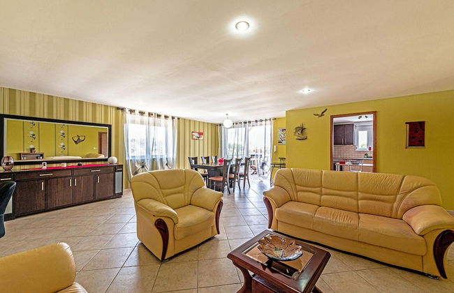 Villa Guinevere-with Private Pool - Photo 18