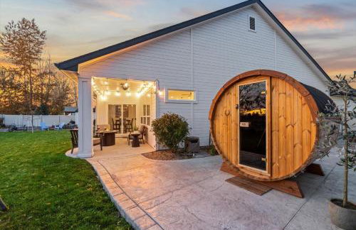 Relaxing Sauna Retreat Fire Pit and Swing Set - Foto 1