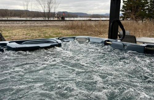 Dragonfly loft, hot tub, river views - Photo 25