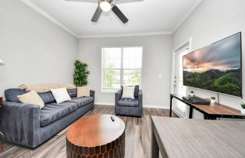 Lux Resort-Style Pool, Gym, Parking Near Houston - Foto 1