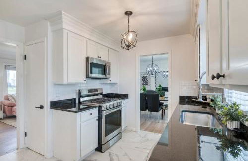 Stylish 3BR w Sunroom & Deck - Foto 12