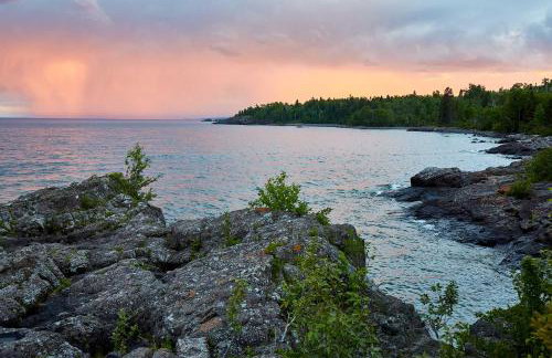 Cozy Schroeder Studio with Deck on Lake Superior - Foto 24