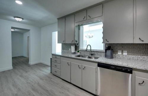 Spacious Home Sleeps 16 - Private Pool Near IMG - Foto 22