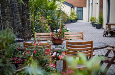 Luxury 1BR Seafront Apartment - Photo 23