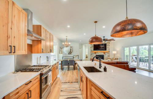 2 Mi to Lake Stunning Twin Lakes Home with Deck - Foto 9