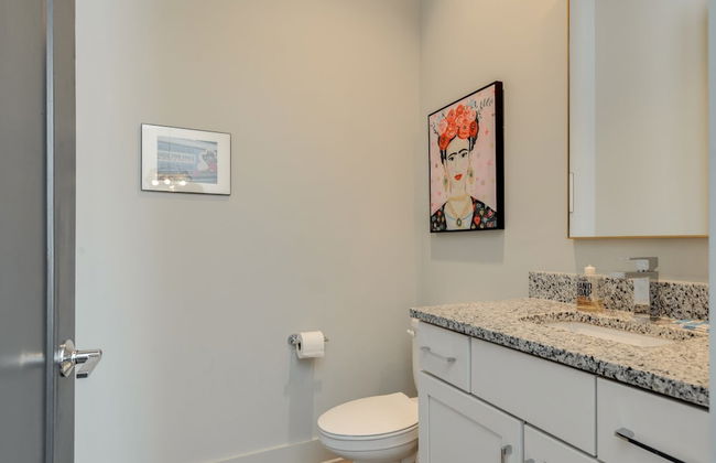 Spectacular Condo Rooftop Deck Great for Groups - Photo 18