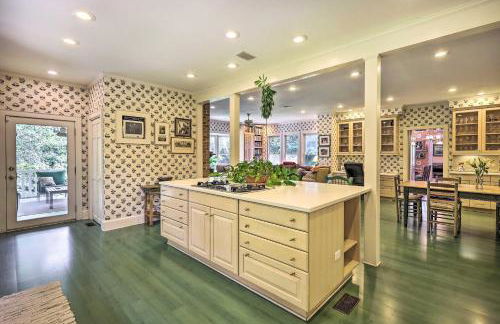 Lush Elkin Home with Porch Views and Pool Table - Foto 12