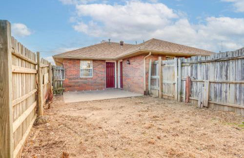 Home with Fenced Yard Near Dtwn Rogers! - Foto 21