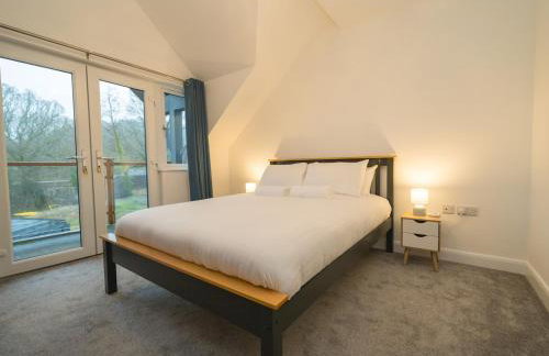 Modern 4-Bed Home Spacious & Comfortable - Pass the Keys - Foto 32