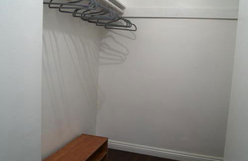 Cozy 3BR Home With Pool, Yard, Garage, and 80 inch TV! - Foto 27