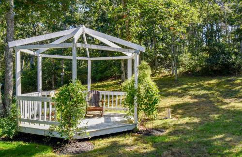 Spacious Home with Direct Pond Access! - Foto 44