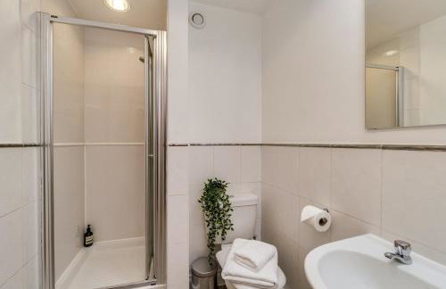 Chic and Bright Apartment Near the Water - Photo 20