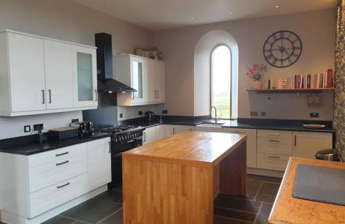 Exceptional 4 bed converted church with hot tub - Photo 20
