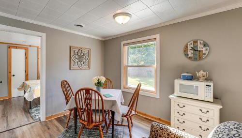 Wayland Retreat with Deck Walk to Downtown! - Foto 4