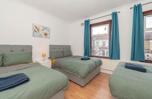 Xtra Large 4 Bedroom House with Heating Sleeps 14 Near Station and ExCeL - Foto 34