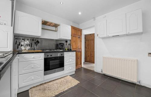 Modern 2BR Near Manchester Sleeps 6 ,Parking , Free WiFi in Middleton Ideal for Work Stays and Relaxation - Foto 12