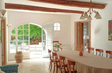 Artist's Villa With Pool Near Aix-En-Provence - Foto 17