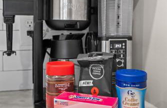 2BR Home with Fenced Backyard, Minutes to Uptown - Foto 3