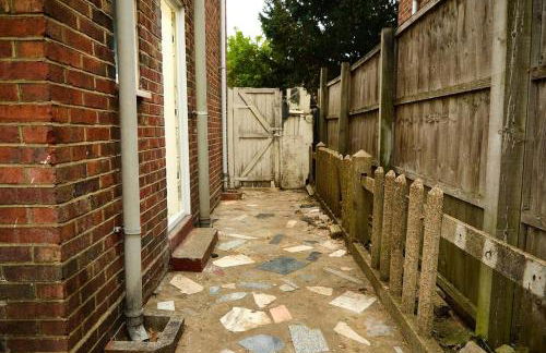 Stylish Wembley Home with Hot Tub, Parking & Garden - Foto 24