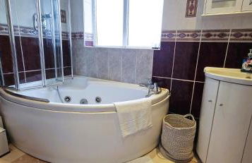 Spacious Home Near Wembley, Free Parking, Close to Tube, Garden - Photo 3