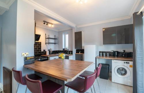 Stylish 3 Bed House-Free Parking - by Holiday Homes - Photo 14