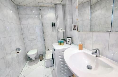 Seeblickapartment für bis zu 12, Nürnberg & Schwabach in 30-35 Minuten zu erreichen, Sauna, Arbeitsplatz, Dachterrasse & Grill - Foto 15