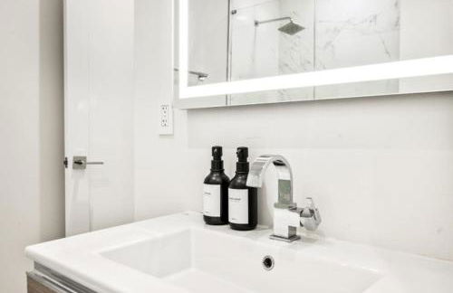 Sleeps 12 Downtown Entire home with rooftop - Foto 58