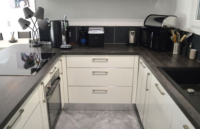 Modern Holiday Home With Private Pool and Garden - Foto 9