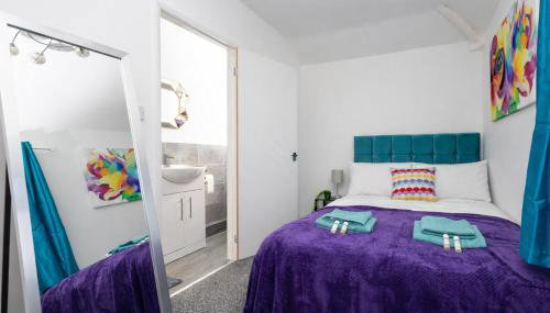 Temple by Alt-Stay Contractor Accommodation - 4 Bed Contractor Home With Parking, Wi-Fi & Full Kitchen - Ideal For Long stays - Photo 2, towels, wardrobe