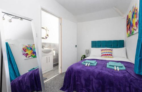 Temple by Alt-Stay Contractor Accommodation - 4 Bed Contractor Home With Parking, Wi-Fi & Full Kitchen - Ideal For Long stays - Photo 2