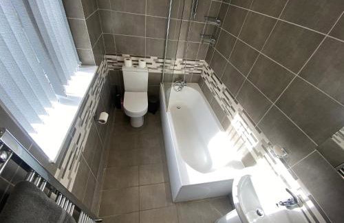 3- Bedroom House -Private Parking - contractors welcome- 2 Min M62 - Foto 12