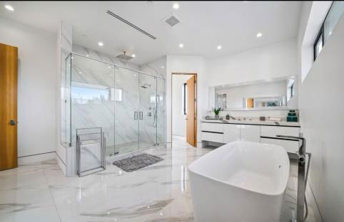 Luxurious Retreat - Modern House with Pool - Photo 42