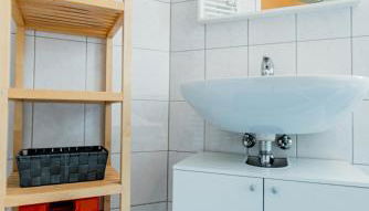 Helle Wohnung mit Balkon & moderner Küche - ideal für Paare mit Kind - Foto 3